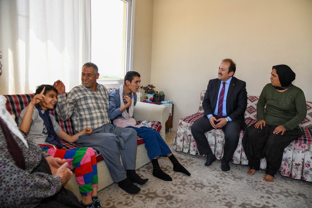 VALİ ALİ HAMZA PEHLİVAN, AKDENİZ İLÇESİ YUKARI BURHAN MAHALLESİNDE SÜNBÜL VE ÜNAL AİLESİNİ ZİYARET ETTİ