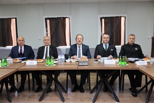  VALİ ALİ HAMZA PEHLİVAN BAŞKANLIĞINDA, ÇUKUROVA HAVALİMANI GÜVENLİK KOMİSYONU TOPLANTISI GERÇEKLEŞTİRİLDİ