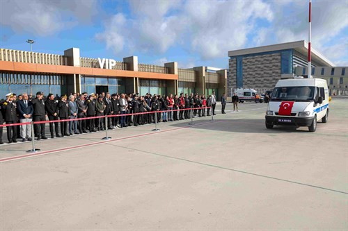 VALİMİZ SAYIN ATİLLA TOROS, ŞEHİT POLİS MEMURU ESAT KOYUNCU'NUN CENAZESİNİ ÇUKUROVA ULUSLARARASI HAVALİMANINDAN DEFNEDİLECEĞİ ADANA İLİNE UĞURLADI