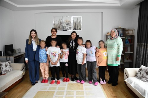 VALİMİZ SAYIN ATİLLA TOROS’UN EŞİ DUDU İREM TOROS HANIMEFENDİ, MEZİTLİ İLÇESİNDE BULUNAN ÇINAR VE MANOLYA ÇOCUK EVLERİNİ ZİYARET ETTİ