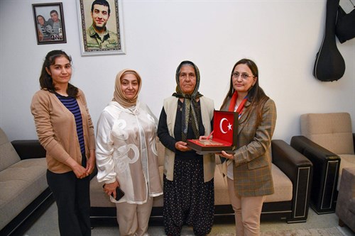  VALİMİZ SAYIN ATİLLA TOROS'UN EŞİ DUDU İREM TOROS HANIMEFENDİ ŞEHİT UZMAN ÇAVUŞ ALİ GÜLNAR’IN AİLESİNİ ZİYARET ETTİ