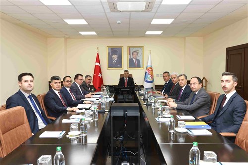 VALİMİZ SAYIN ATİLLA TOROS BAŞKANLIĞINDA, VALİ YARDIMCILARI VE KAYMAKAMLARIN KATILIMIYLA DEĞERLENDİRME VE KOORDİNASYON TOPLANTISI GERÇEKLEŞTİRİLDİ
