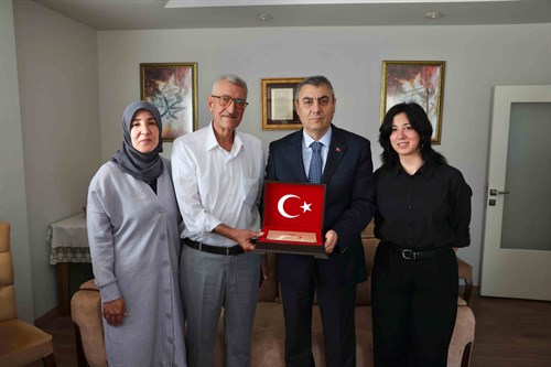 VALİMİZ SAYIN ATİLLA TOROS, BABALAR GÜNÜ VESİLESİYLE ŞEHİT POLİS MEMURU ALİ UÇAR’IN AİLESİNE ZİYARETTE BULUNDU